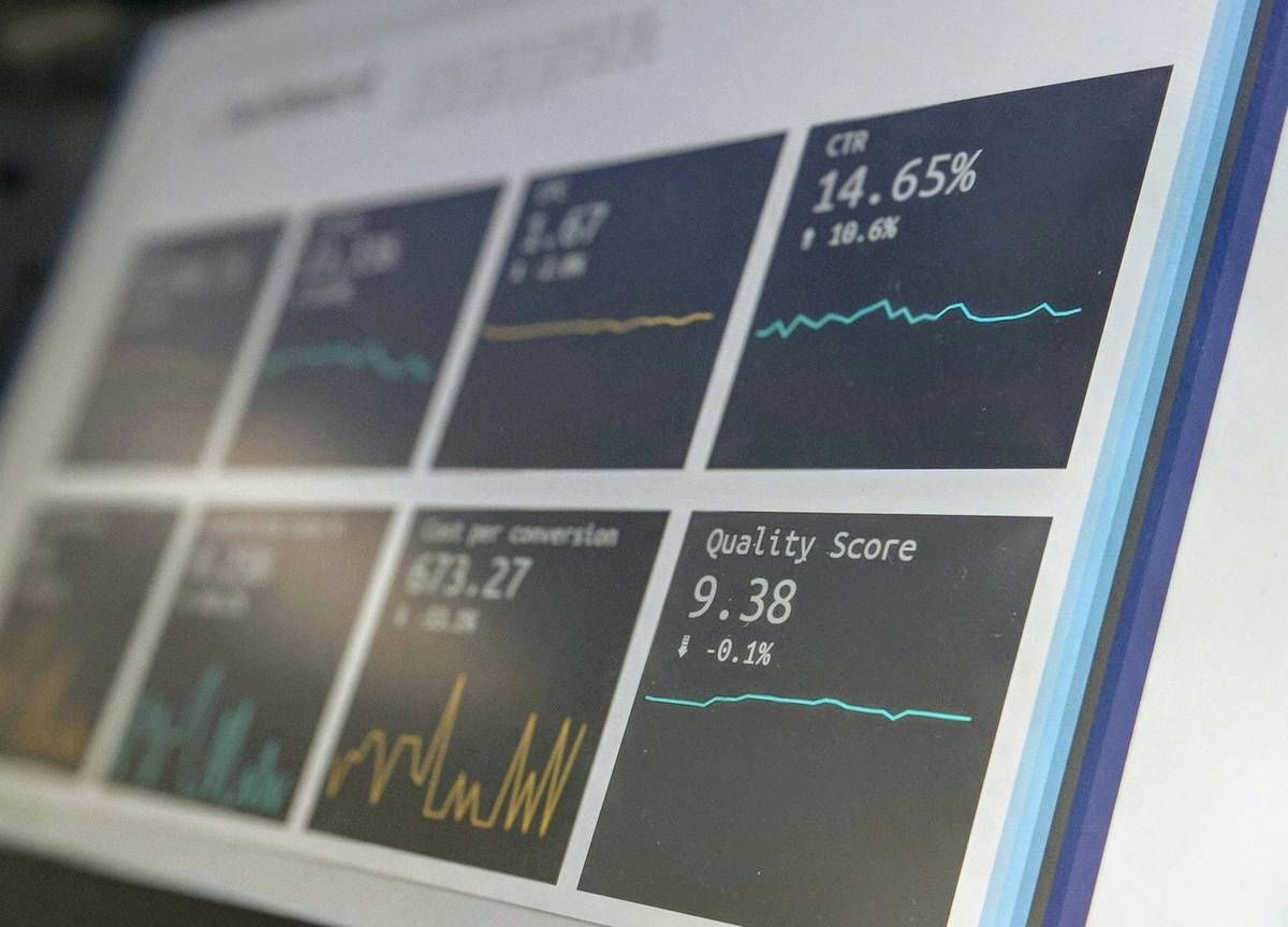 Dashboard showing real-time project management software tools tracking with bottleneck alerts